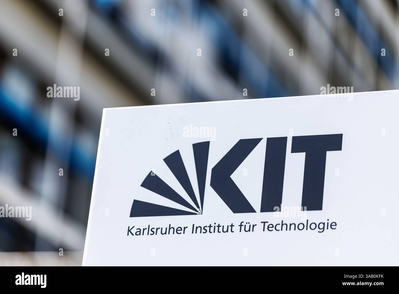 Karlsruhe, Deutschland. März 2025. Schild mit der Aufschrift „KIT - Karlsruher Institut für Technologie“ an einem Universitätsstandort in Karlsruhe (Baden-Württemberg). Das Karlsruher Institut für Technologie (KIT) ist eine technische Universität im Land Baden-Württemberg und ein nationales Forschungszentrum in der Helmholtz-Gemeinschaft. Quelle: Matthias Balk/dpa/Alamy Live News Stockfoto
