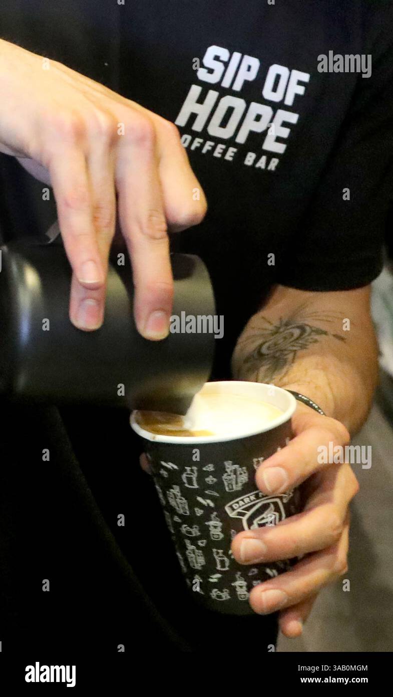 Mai 2018 – Chicago, Illinois, USA – Barista Brad Bacci bereitet ein Heißgetränk für einen Gast zu, während die Leute sich zur Eröffnung der SIP of Hope Coffee Bar in Chicago am Donnerstag, den 3. Mai 2018 treffen. Das Ziel des Coffeeshops ist es, so viele Menschen wie möglich über die vielen Themen der psychischen Gesundheit zu informieren. Die Mitarbeiter sind alle in psychische Gesundheit erste Hilfe zertifiziert, und der Shop wird Materialien und Kontaktinformationen für andere Organisationen haben, die helfen können. (Bild: © Antonio Perez/TNS via ZUMA Wire) Stockfoto