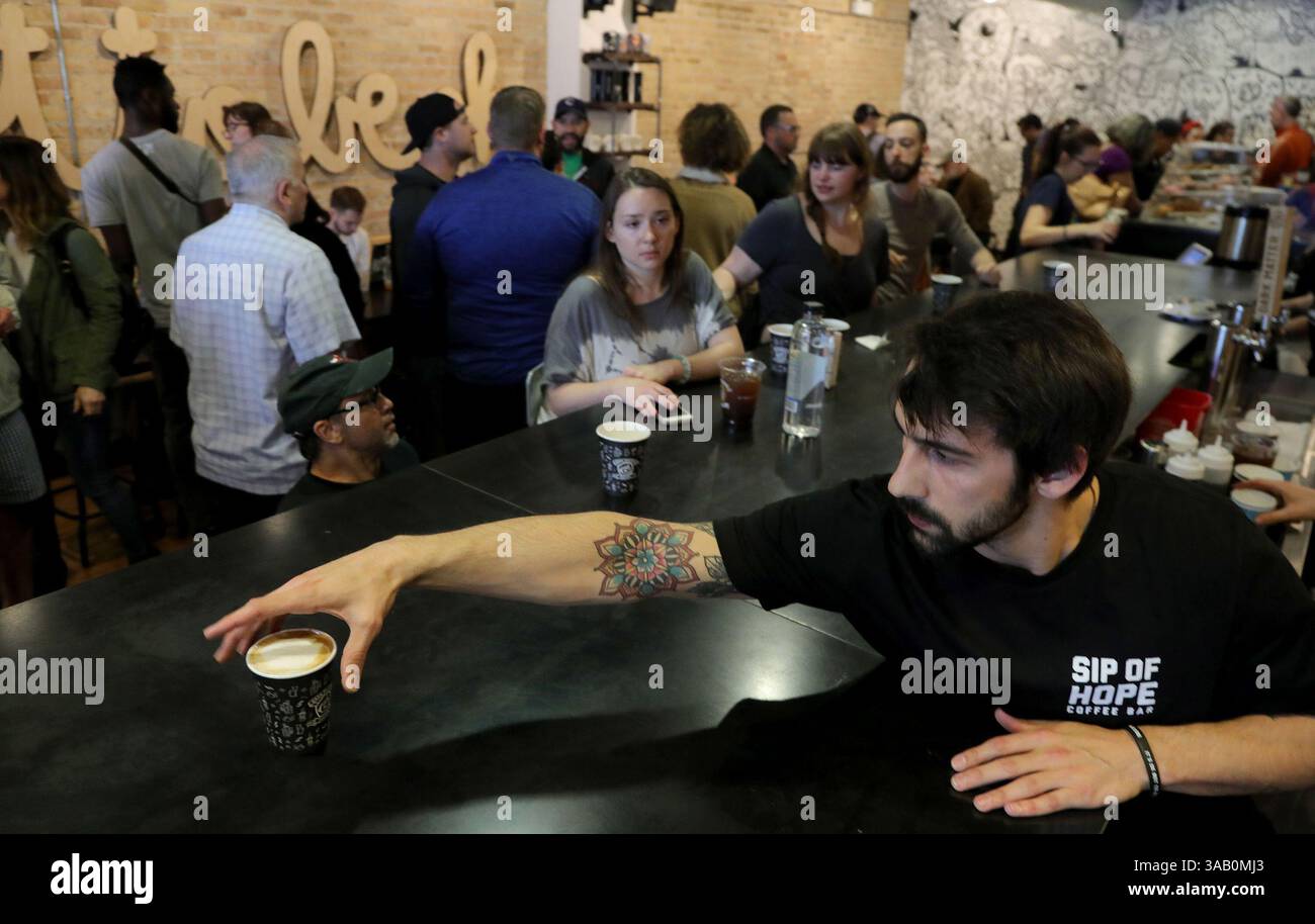 Mai 2018 – Chicago, Illinois, USA – Barista Brad Bacci bereitet ein Heißgetränk für einen Gast zu, während die Leute sich zur Eröffnung der SIP of Hope Coffee Bar in Chicago am Donnerstag, den 3. Mai 2018 treffen. Das Ziel des Coffeeshops ist es, so viele Menschen wie möglich über die vielen Themen der psychischen Gesundheit zu informieren. Die Mitarbeiter sind alle in psychische Gesundheit erste Hilfe zertifiziert, und der Shop wird Materialien und Kontaktinformationen für andere Organisationen haben, die helfen können. (Bild: © Antonio Perez/TNS via ZUMA Wire) Stockfoto