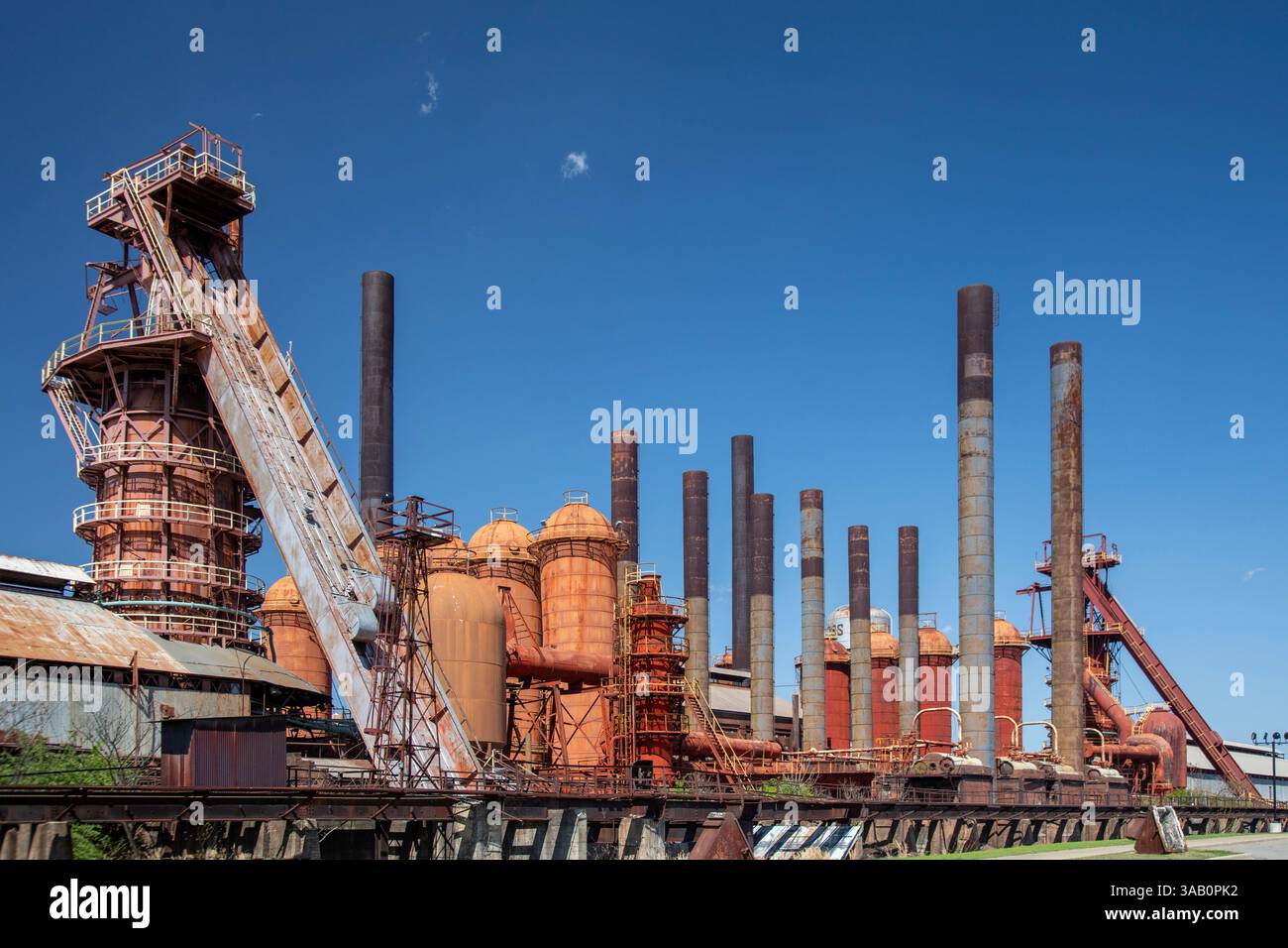 Birmingham, Alabama - Das Sloss Furnaces National Historic Landmark. In den Öfen wurde von 1882 bis 1971 Roheisen hergestellt. Die Anlage ist jetzt für den Pub geöffnet Stockfoto