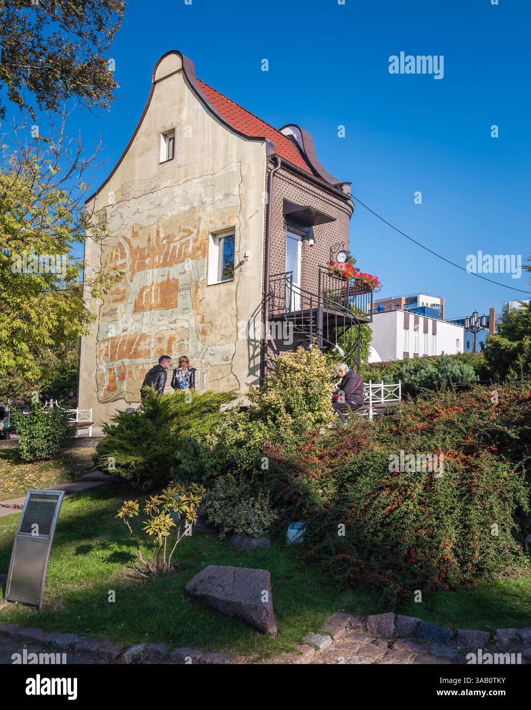 Kaliningrad, Russland, 10. Oktober 2021: Wandgemälde am Haus das Geheimnis von sieben Brücken auf dem Territorium des Museums des Weltmeeres Stockfoto