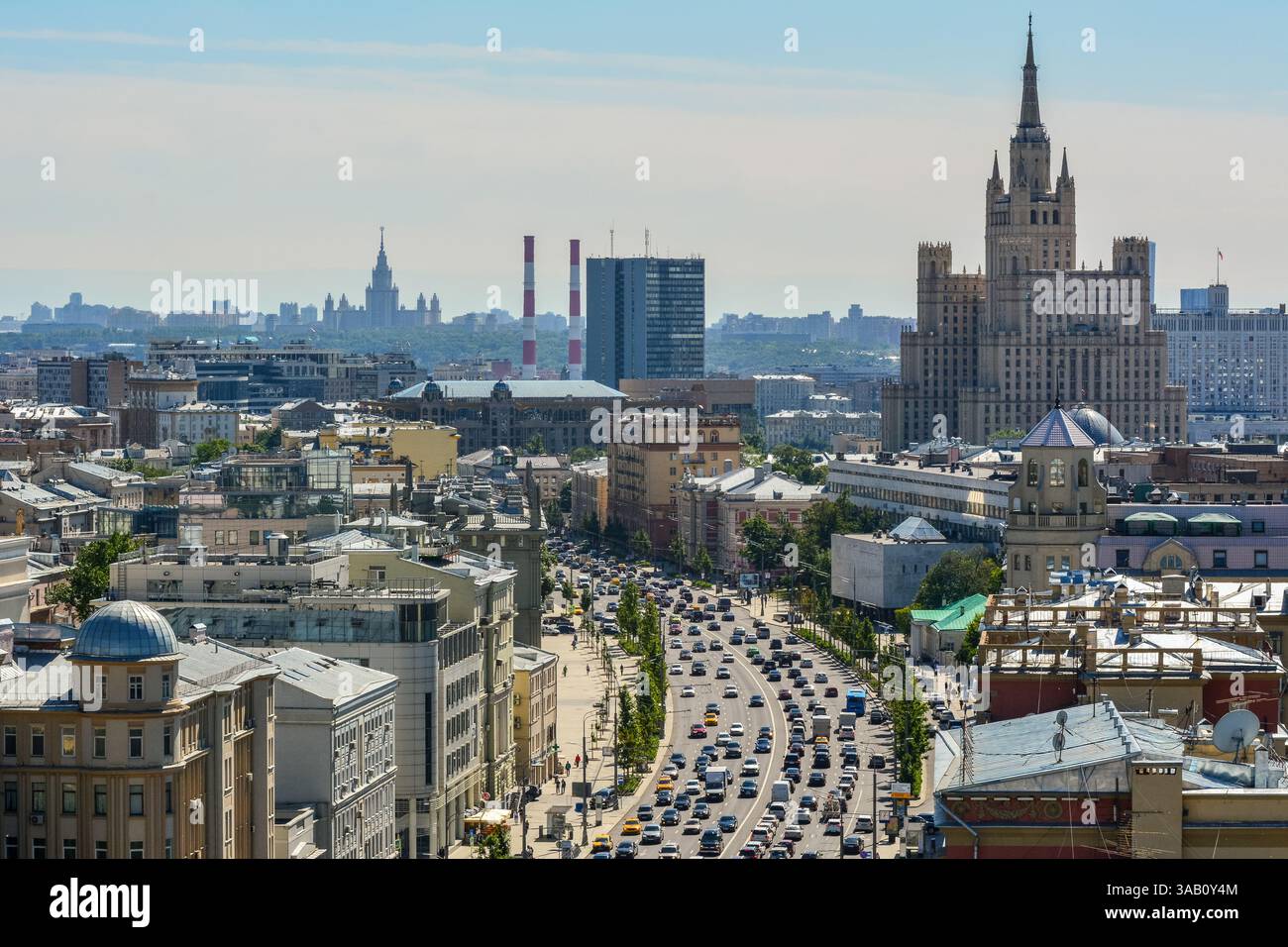 Moskau, Russland – 15. Juni 2018. Blick auf den Straßenabschnitt Sadovo-Kudrinskaja des Gartenrings in Moskau, in Richtung Kudrinskaja Platz Gebäude. Ansicht Stockfoto