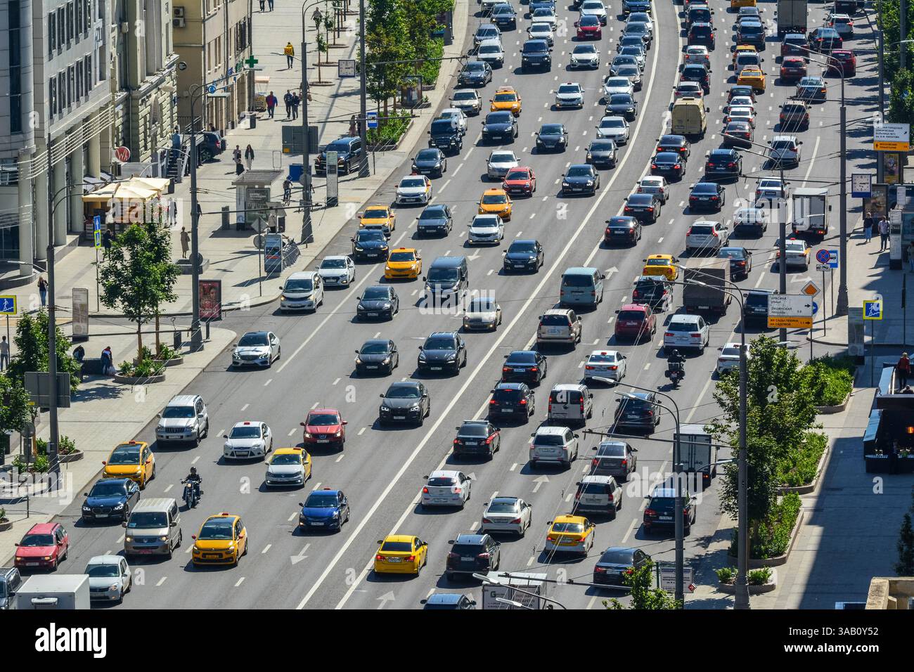 Moskau, Russland – 15. Juni 2018. Blick auf den Straßenabschnitt Sadovo-Kudrinskaja des Gartenrings in Moskau, mit starkem Verkehr in beide Richtungen. Stockfoto