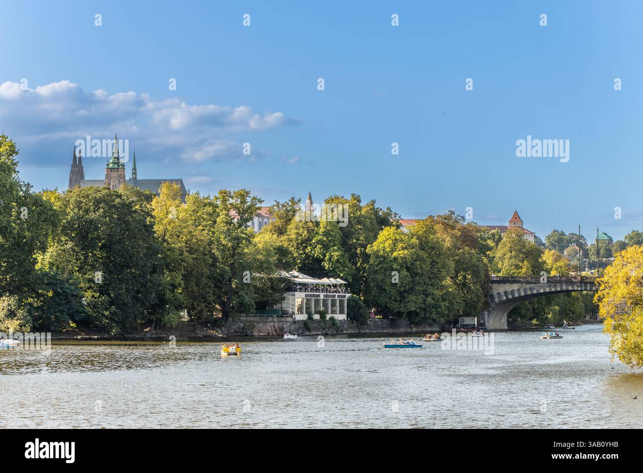 Blick auf Hradcany und den Veitsdom in Prag. Blick auf Hradcany, Moldau und Streletsky-Insel in Prag Stockfoto