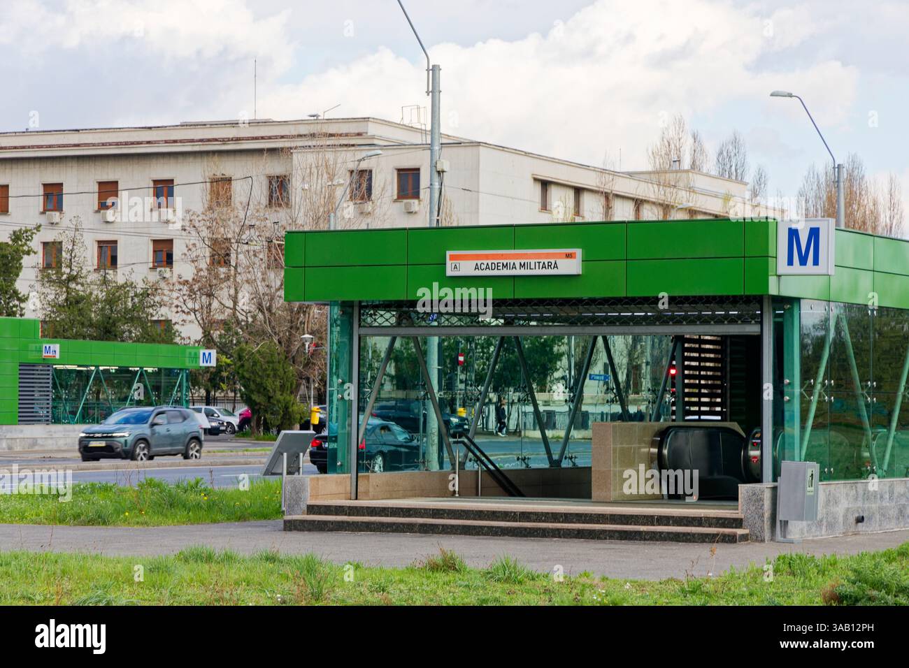 Eintritt in die U-Bahn der Academia Militară in Bukarest auf der Șoseaua Panduri mit dem Gebäude der Carol I National Defense University (Universitatea) Stockfoto