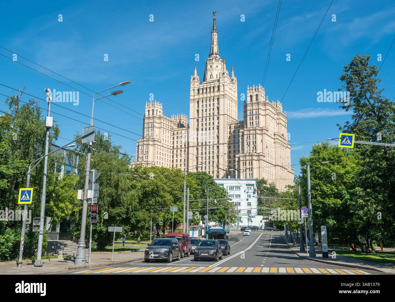 Moskau, Russland – 11. Juni 2018. Das Kudrinskaja-Gebäude in Moskau, Russland. Eines von sieben stalinistischen Wolkenkratzern, das Wohngebäude stammt aus Stockfoto