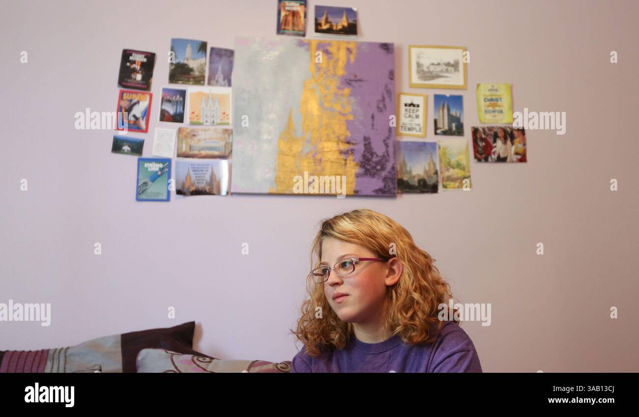 12. April 2018 – Columbia, SC, USA – Aiyana Hayes nahm mit 14 Jahren die SAT und schrieb sich im Alter von 15 Jahren bei USC Sumter ein. Sie ist das älteste Kind von Toby und Stephanie Hayes und wurde sowohl mit dem Asperger-Syndrom als auch mit dem Turner-Syndrom diagnostiziert. (Kreditbild: © Tracy Glantz/TNS via ZUMA Wire) Stockfoto