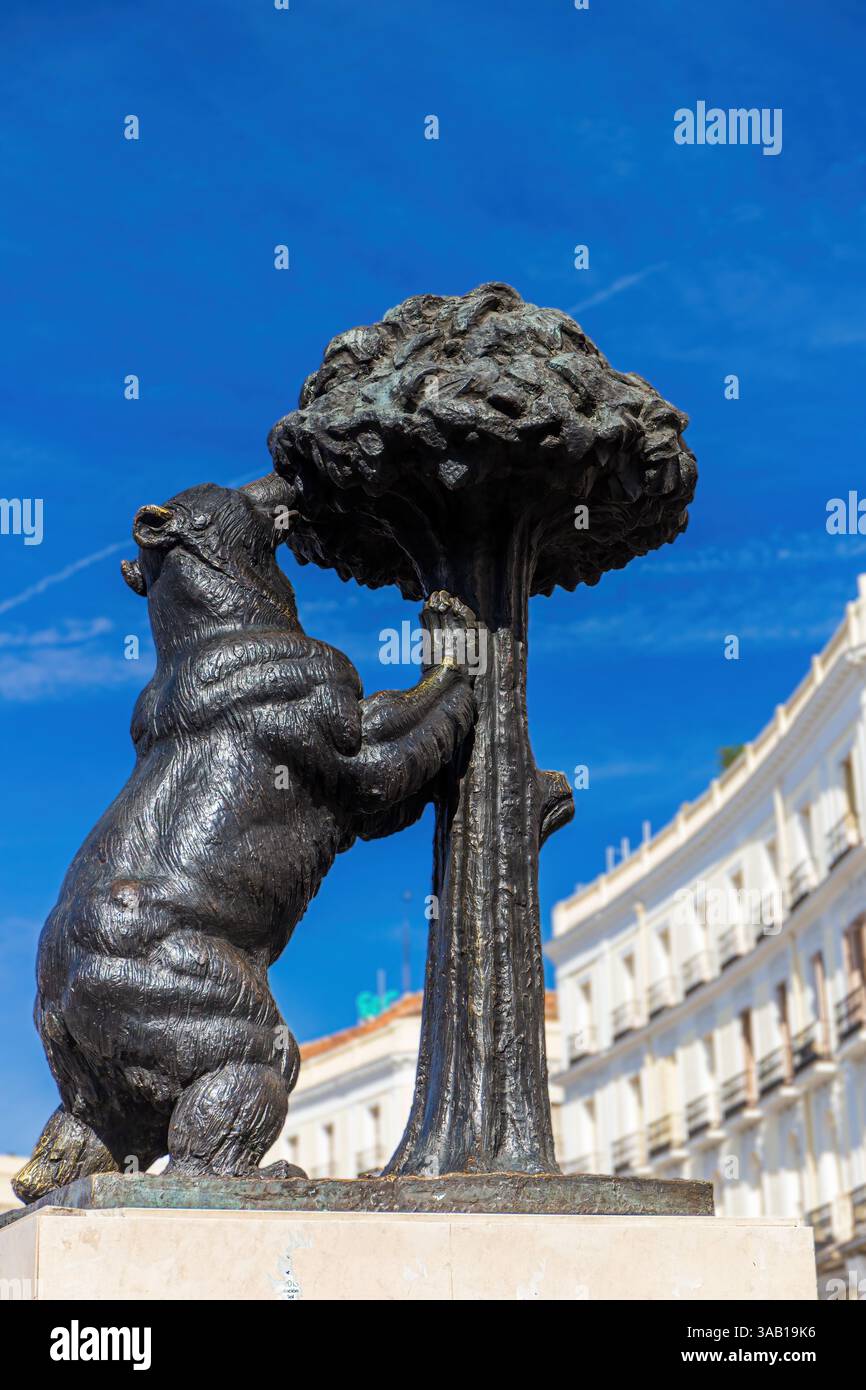 Statue des Bären und des Erdbeerbaums - Symbol von Madrid. Stockfoto