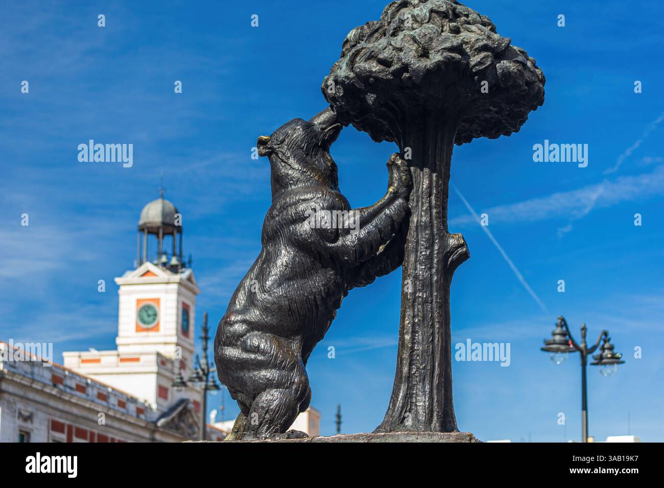 Statue des Bären und des Erdbeerbaums - Symbol von Madrid. Stockfoto