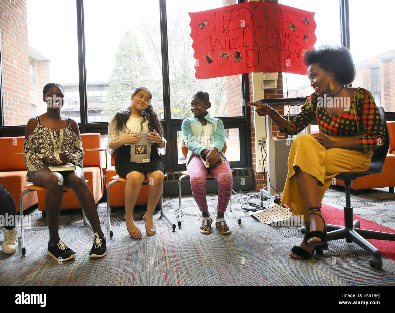3. Mai 2018 - Glen Ellyn, IL, USA - Mitglieder des Buchclubs, von links, Madaleno Ayti, Smriti Aryal und Lagele Ayti, sitzen Sie in einem Kreis mit der Autorin Sandra Uwiringiyimana, richtig, während sie über ihre Erfahrungen an der Hadley Junior High School in Glen Ellyn, Illinois, am Donnerstag, den 3. Mai 2018 sprechen. (Bild: © Stacey Wescott/TNS via ZUMA Wire) Stockfoto