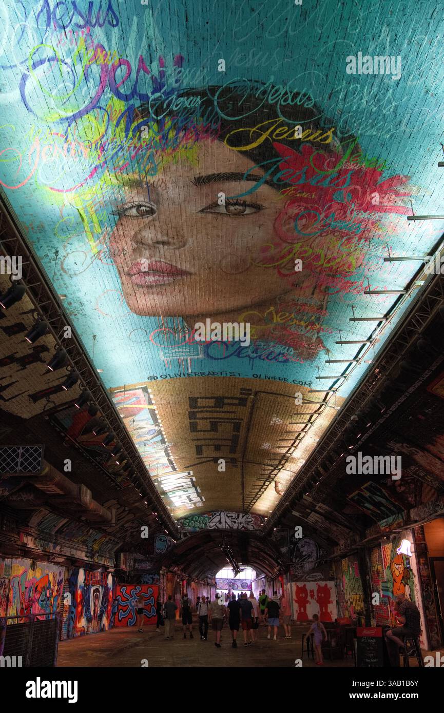 Riesiges Porträt einer jungen Frau auf dem Dach des Leake Strret Tunnels unter der Waterloo Station in Lambeth, London Stockfoto