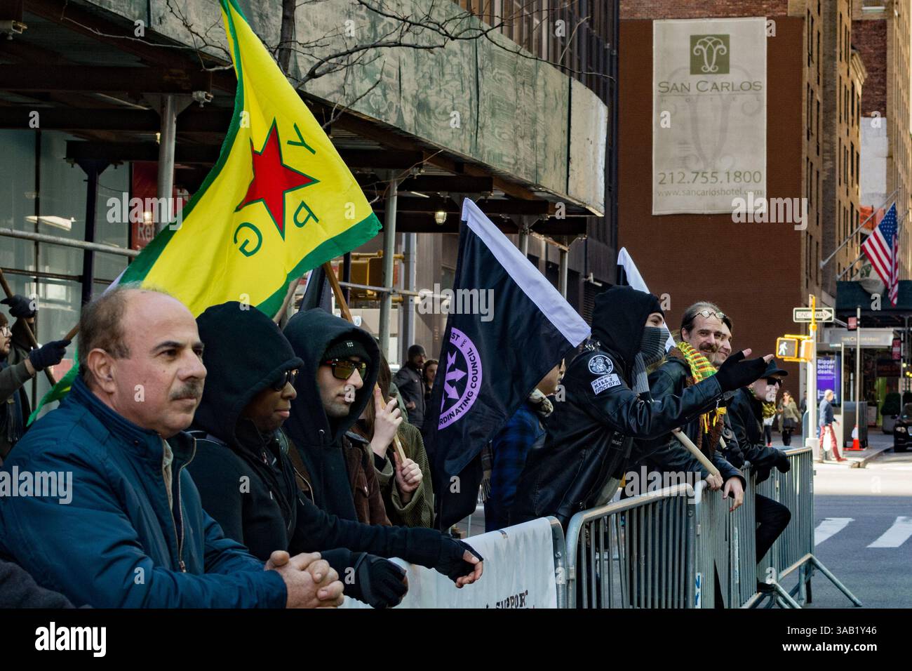 24. März 2018: New York, New York, USA - pro-kurdische Demonstranten versammeln sich vor dem türkischen Rat in New York, um gegen die türkische Intervention im syrischen Bürgerkrieg gegen kurdische Kräfte in Afrin zu protestieren. (Bild: © Taidgh Barron/ZUMA Wire/ZUMAPRESS.com) Stockfoto