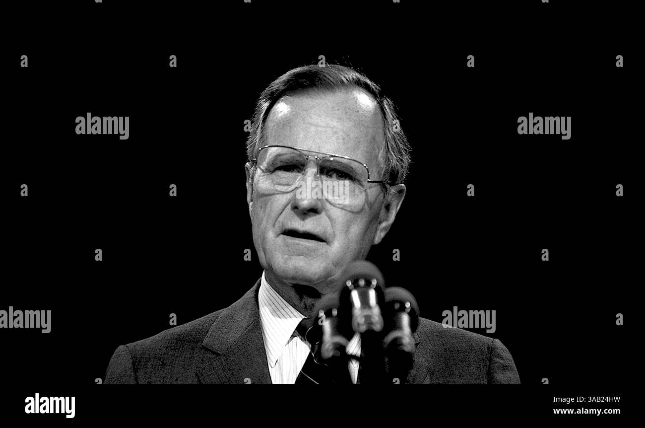 18. April 1991: Washington, District of Columbia, USA – Präsident GEORGE H.W. BUSH gibt zusammen mit Bildungsminister Lamar Alexander eine Strategieunterrichtung über den Zustand der nationalen Bildung. (Kreditbild: © Mark Reinstein via ZUMA Wire) Stockfoto