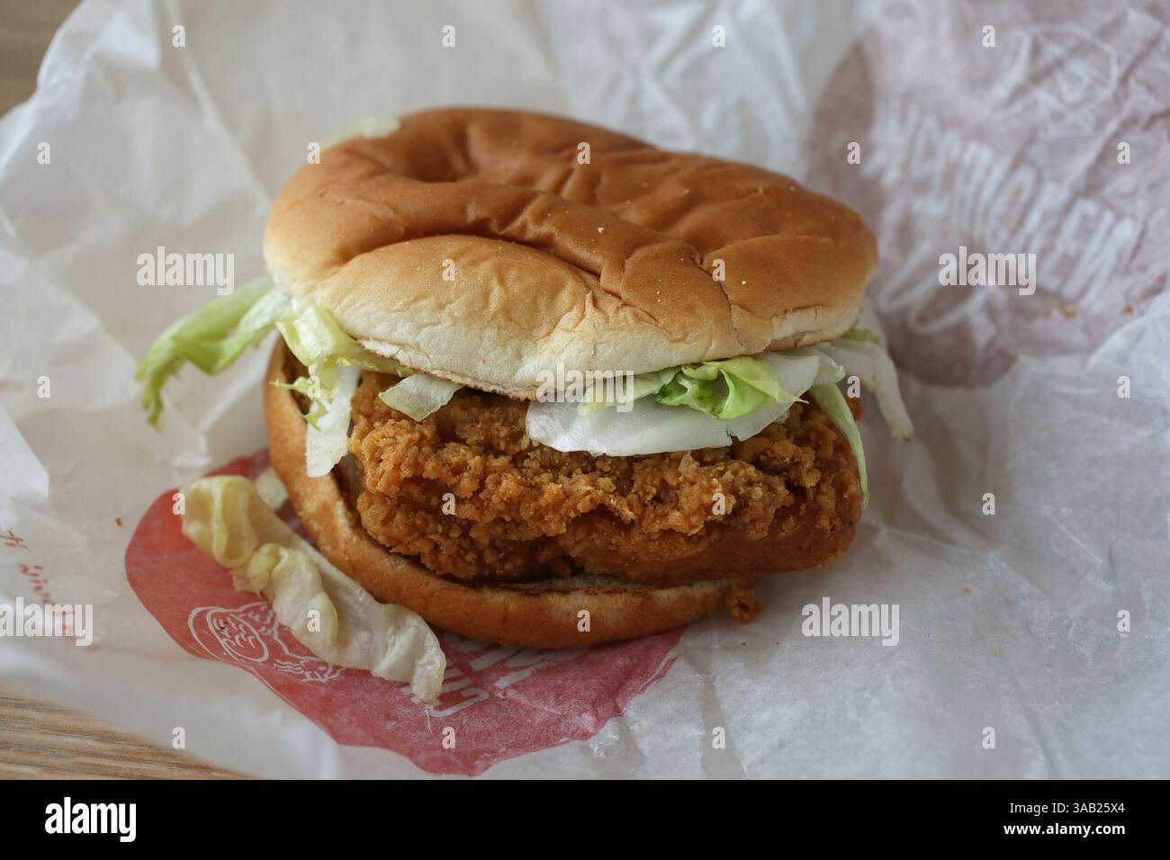 24. April 2018 - Chicago, IL, USA - das McSpicy Chicken Sandwich aus Hongkong, fotografiert am 24. April 2018, steht auf dem Global Favorites Menu des neuen McDonald's Restaurant im Erdgeschoss des neuen Firmensitzes im Chicagoer Fulton Market District. (Bild: © E. Jason Wambsgans/TNS via ZUMA Wire) Stockfoto