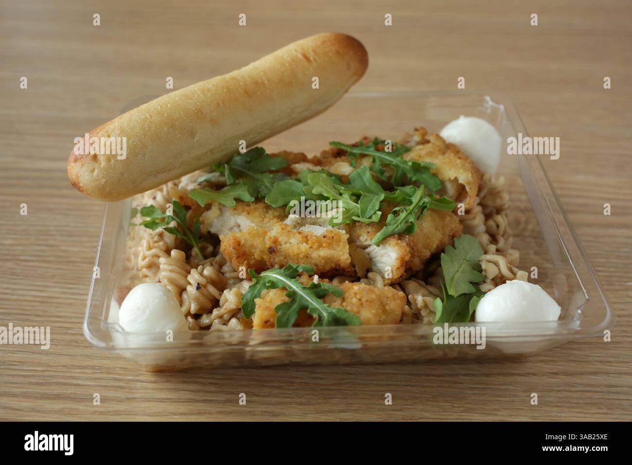 24. April 2018 - Chicago, IL, USA - Mozzasalat aus Frankreich, fotografiert am 24. April 2018, steht im neuen McDonald's Restaurant im Erdgeschoss des neuen Firmensitzes im Chicagoer Viertel Fulton Market auf dem Global Favorites Menu. (Bild: © E. Jason Wambsgans/TNS via ZUMA Wire) Stockfoto