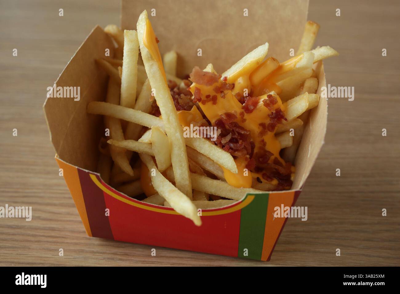 24. April 2018 - Chicago, IL, USA - Pommes mit Käse und Speck aus Australien, fotografiert am 24. April 2018, stehen im neuen McDonald's Restaurant im Erdgeschoss des neuen Firmensitzes im Fulton Market District von Chicago auf dem Global Favorites Menu. (Bild: © E. Jason Wambsgans/TNS via ZUMA Wire) Stockfoto