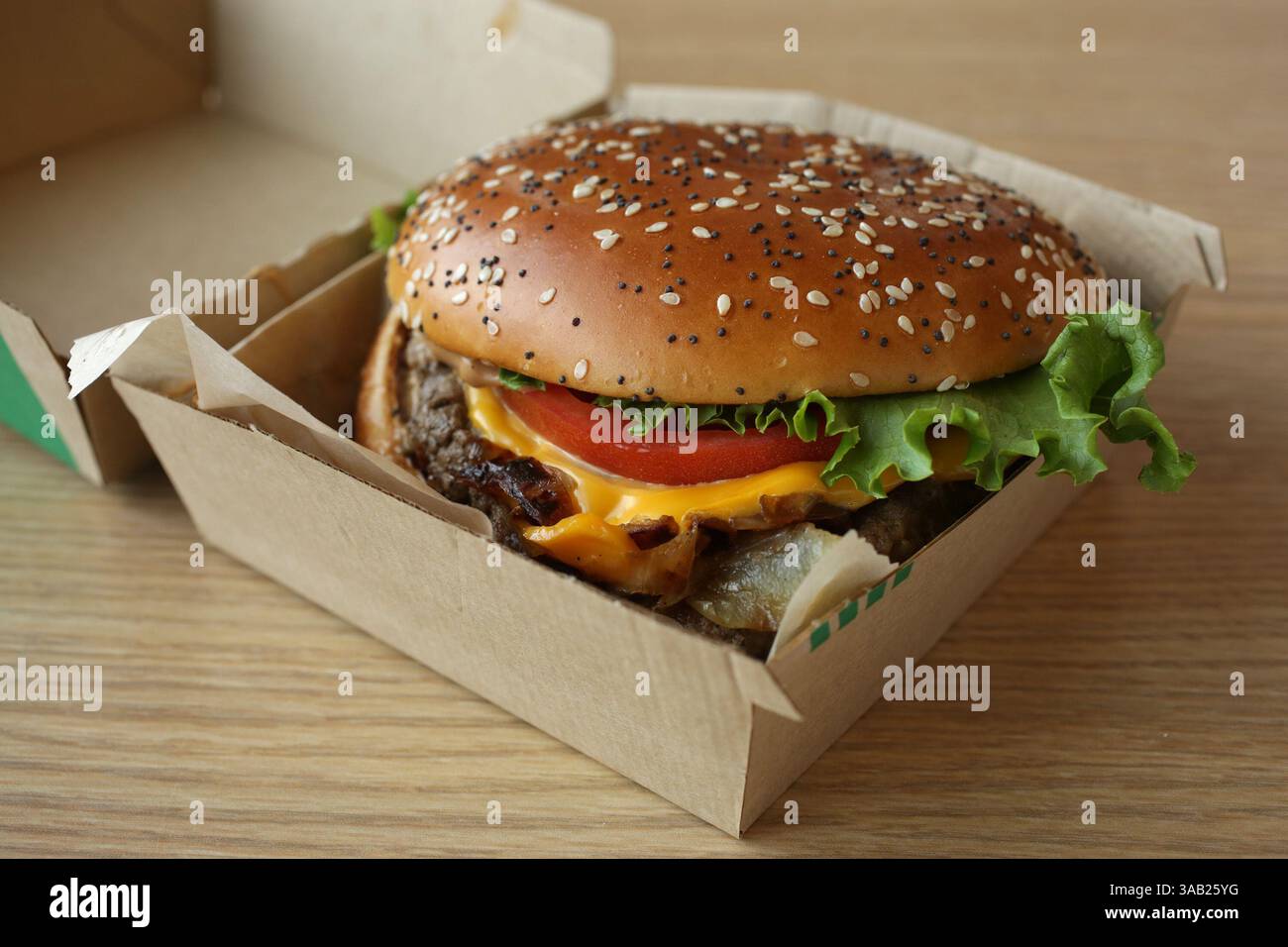 24. April 2018 - Chicago, IL, USA - der Mighty Angus Burger aus Kanada, fotografiert am 24. April 2018, steht im neuen McDonald's Restaurant im Erdgeschoss des neuen Firmensitzes im Fulton Market District von Chicago auf dem Global Favorites Menu. (Bild: © E. Jason Wambsgans/TNS via ZUMA Wire) Stockfoto