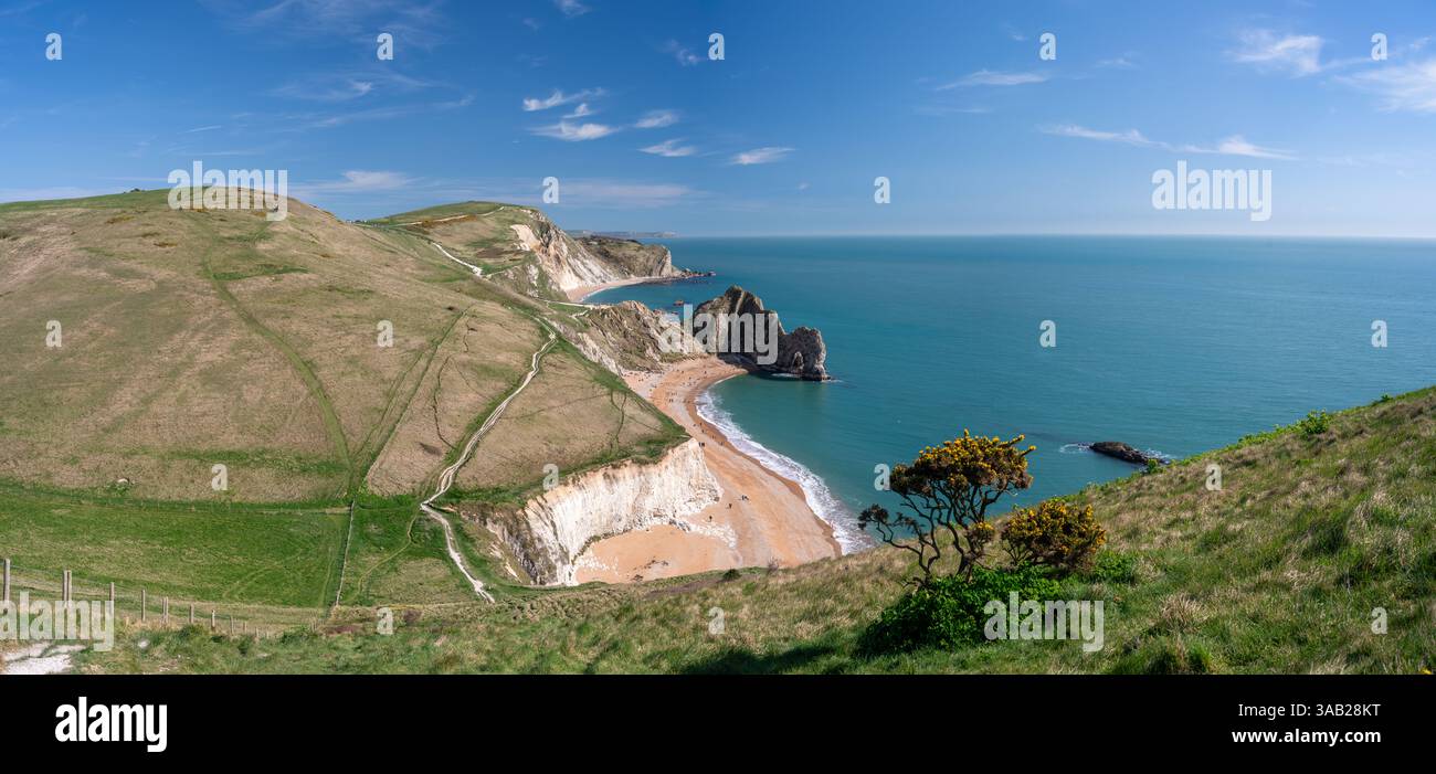 Der markante felsige Bogen von Durdle Door, von einer Reihe von Kreidefelsen aus gesehen Stockfoto