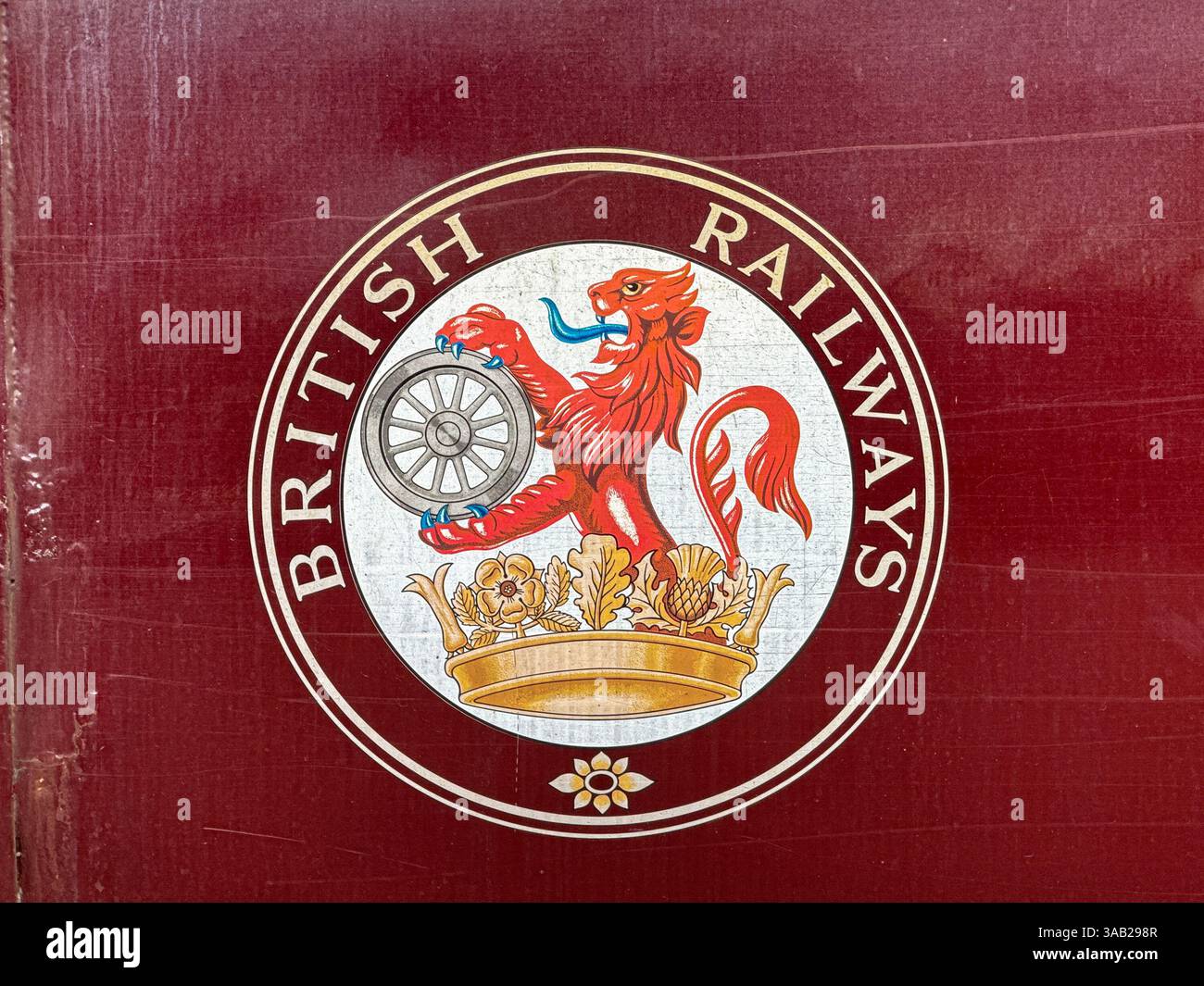 Lydney, England, Großbritannien - 29. März 2025: Nahaufnahme des ikonischen British Railways-Logos auf dem Schild eines erhaltenen Eisenbahnwagens - Smartphone-aufgenommenes Stockfoto