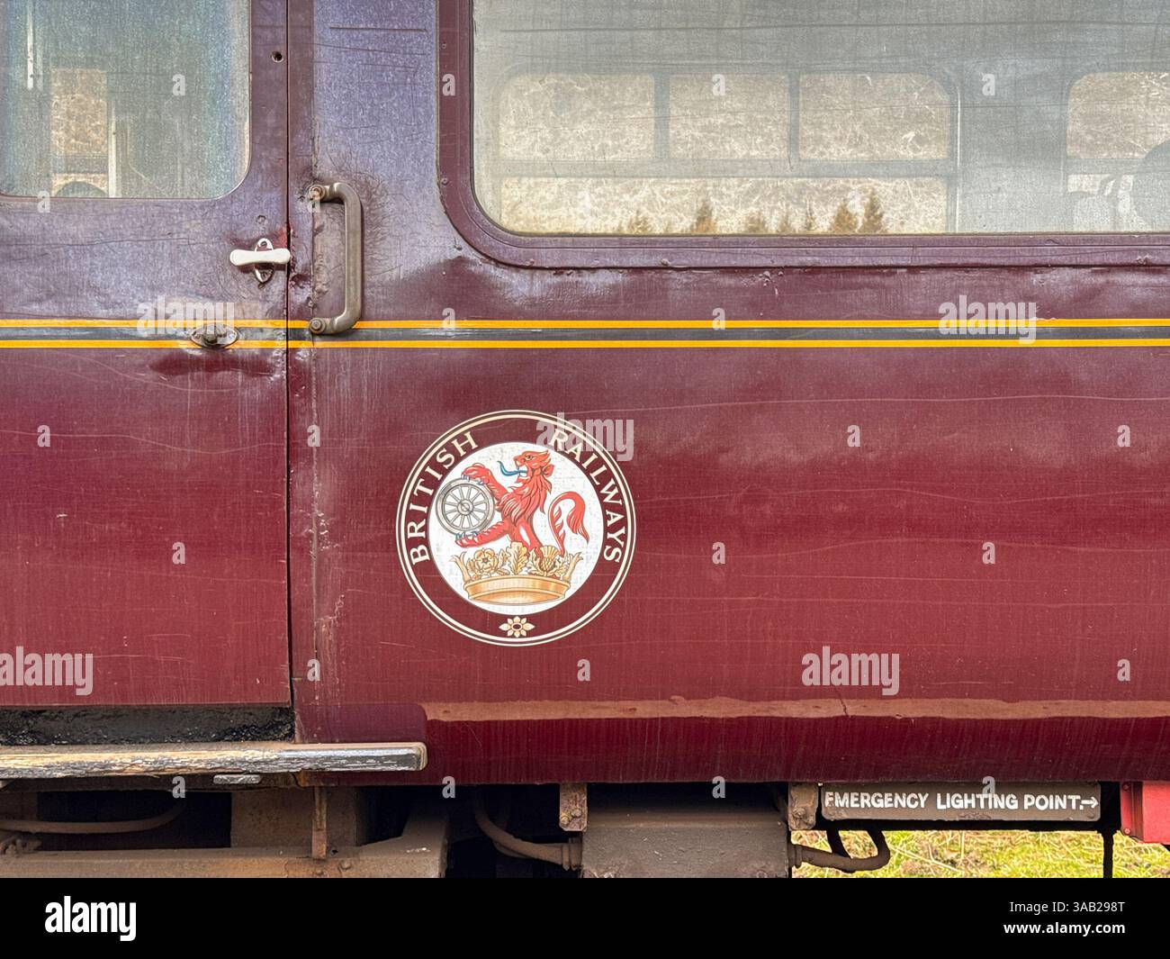 Lydney, England, Großbritannien - 29. März 2025: Nahaufnahme des ikonischen British Railways-Logos auf dem Schild eines erhaltenen Eisenbahnwagens - Smartphone-aufgenommenes Stockfoto