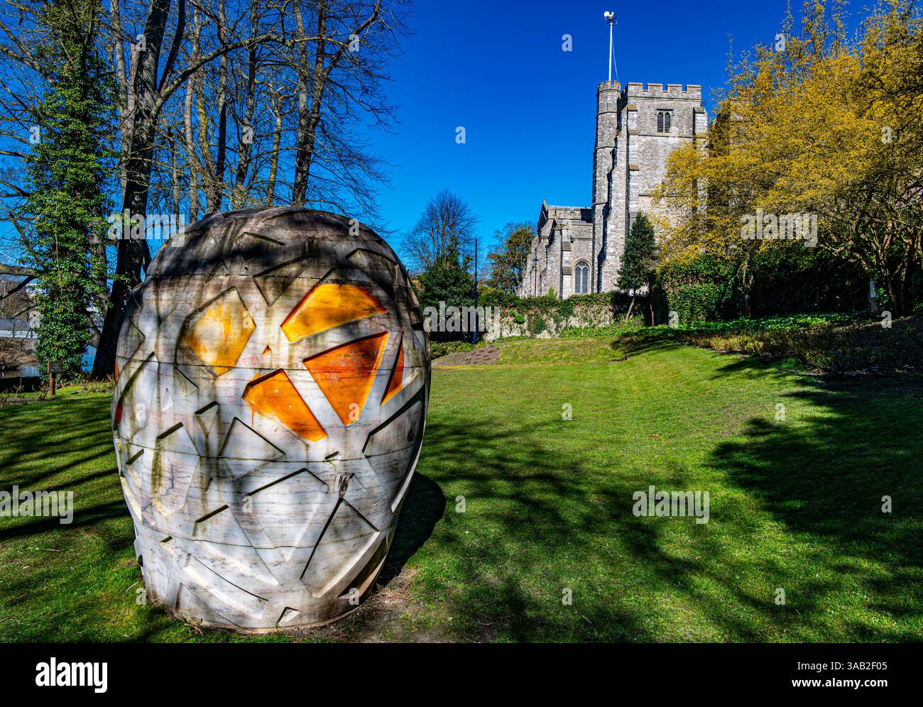 Das Alien Egg im Rosengarten und die All Saints Church in Maidstone Stockfoto