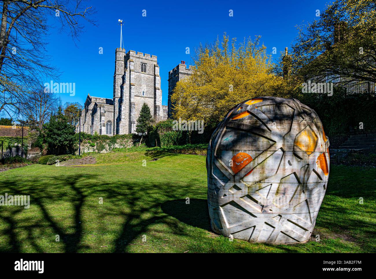 Das Alien Egg im Rosengarten und die All Saints Church in Maidstone Stockfoto