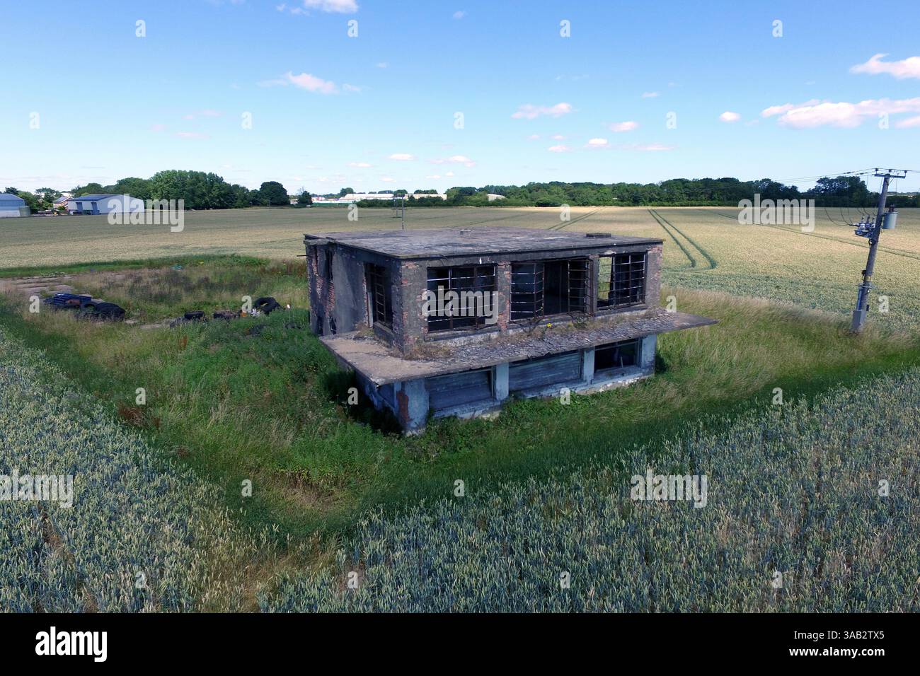 Luftaufnahme des RAF Catfoss-Kontrollturms, Militärbomberstation Wachdienst, Catfoss. East Yorkshire Stockfoto Luftaufnahme des RAF Catfoss-Kontrollturms, Militärbomberstation Wachdienst, Catfoss. East Yorkshire Stockfoto