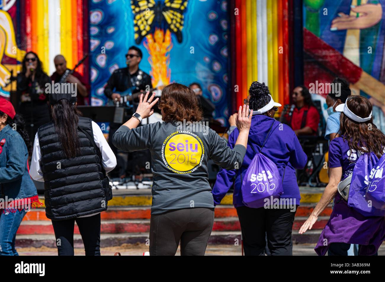 Mitglieder der gewerkschaft SEIU (Service Employees International Union) tanzen zu einer Live-Band im Southside Park bei einer Veranstaltung zum Cesar Chavez Day. Stockfoto