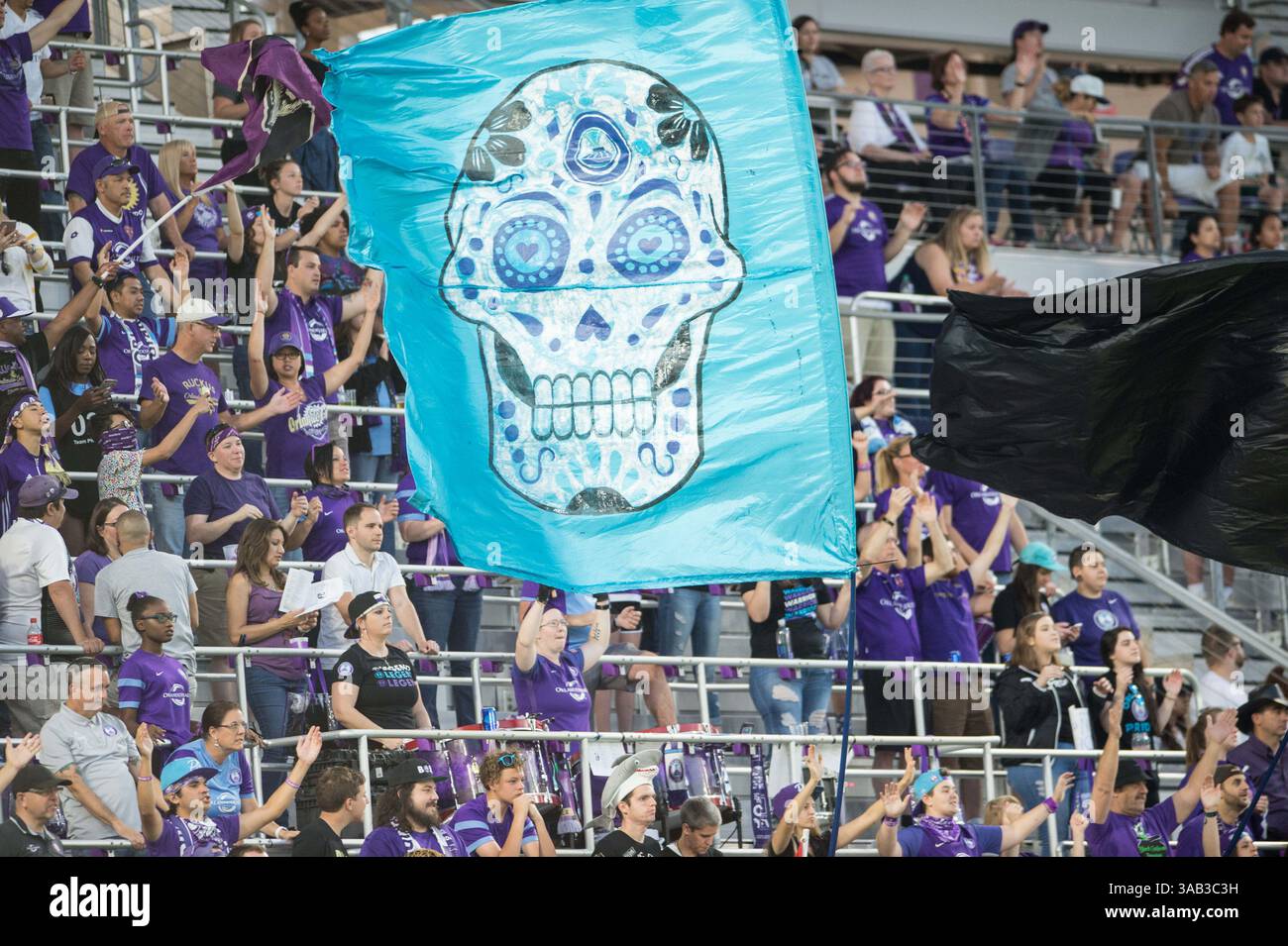 24. März 2018: Orlando, Florida, Vereinigte Staaten - Orlando, FL - Samstag, 24. März 2018: Die Fans der Orlando Pride während eines regulären Spiels der National Women's Soccer League (NWSL) zwischen den Orlando Pride und den Utah Royals FC im Orlando City Stadium. (Kreditbild: © Jeremy Reper/ISIPhotos via ZUMA Wire) Stockfoto