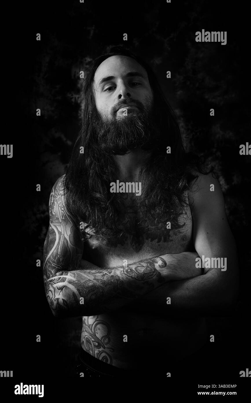 Dezember 2017 - Paris, Frankreich - Antoine White Crows. Die MC-Biker stehen in vielerlei Hinsicht im Gegensatz zu den traditionellen Bikern. Einige Ride Choppers, modifizierte und personalisierte Motorräder und entzogen einige ihrer Originalzubehör. Im Allgemeinen ist dies eine Möglichkeit, die Ablehnung vieler konventioneller Vorstellungen von der politischen und wirtschaftlichen Gesellschaft, in der sie leben, zu zeigen. MC-Biker wollen frei sein, ohne Einschränkungen, aber sie unterliegen drastischen internen Regeln. Teil eines MC zu sein, ist ein echtes Engagement. Obwohl einige MC-Mitglieder einen marginalen Lebensstil zu leben scheinen, sind sie meist tatsächlich Stockfoto