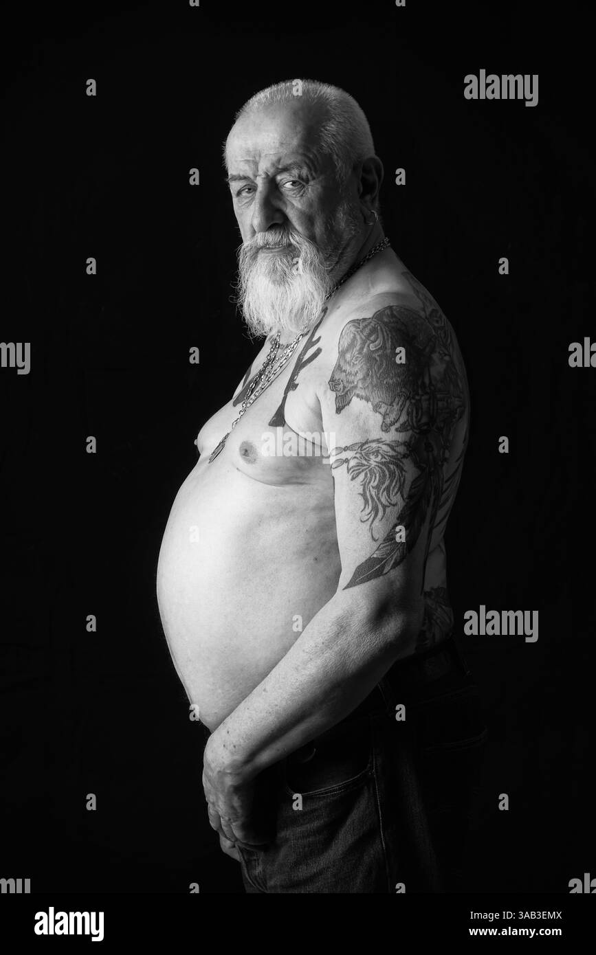 11. Dezember 2017 – Paris, Frankreich – Patrick aka GITAN President Medieval MC Cher, im Ruhestand, lebt für und bei den MC Rides Harley Davidson Softail Heritage. Tattoos: Wenn Sie Ruhe wollen, bereiten Sie die Warthe MC Biker auf vielerlei Weise im Gegensatz zu den traditionellen Bikern vor. Einige Ride Choppers, modifizierte und personalisierte Motorräder und entzogen einige ihrer Originalzubehör. Im Allgemeinen ist dies eine Möglichkeit, die Ablehnung vieler konventioneller Vorstellungen von der politischen und wirtschaftlichen Gesellschaft, in der sie leben, zu zeigen. MC-Biker wollen frei sein, ohne Einschränkungen, aber sie unterliegen drastischen internen Regeln. Stockfoto