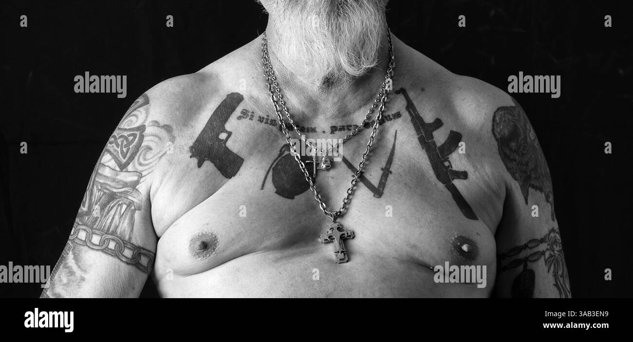 11. Dezember 2017 – Paris, Frankreich – Patrick aka GITAN President Medieval MC Cher, im Ruhestand, lebt für und bei den MC Rides Harley Davidson Softail Heritage. Tattoos: Wenn Sie Ruhe wollen, bereiten Sie die Warthe MC Biker auf vielerlei Weise im Gegensatz zu den traditionellen Bikern vor. Einige Ride Choppers, modifizierte und personalisierte Motorräder und entzogen einige ihrer Originalzubehör. Im Allgemeinen ist dies eine Möglichkeit, die Ablehnung vieler konventioneller Vorstellungen von der politischen und wirtschaftlichen Gesellschaft, in der sie leben, zu zeigen. MC-Biker wollen frei sein, ohne Einschränkungen, aber sie unterliegen drastischen internen Regeln. Stockfoto