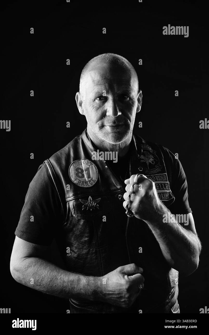 Dezember 2017 - Paris, Frankreich - GUMMI, Ex Road Riders MC, Job als Chemiker, Rides HD Breakout 2017. Hat dem Club einen guten Ruf hinterlassen. Die MC-Biker stehen in vielerlei Hinsicht im Gegensatz zu den traditionellen Bikern. Einige Ride Choppers, modifizierte und personalisierte Motorräder und entzogen einige ihrer Originalzubehör. Im Allgemeinen ist dies eine Möglichkeit, die Ablehnung vieler konventioneller Vorstellungen von der politischen und wirtschaftlichen Gesellschaft, in der sie leben, zu zeigen. MC-Biker wollen frei sein, ohne Einschränkungen, aber sie unterliegen drastischen internen Regeln. Teil eines MC zu sein, ist ein echtes Engagement. Obwohl einige MC-Membe Stockfoto