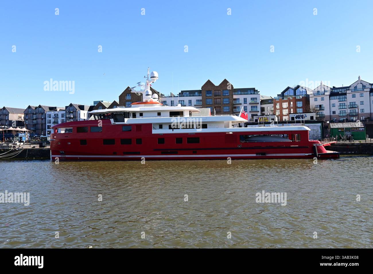 Bristol, Großbritannien. April 2025. Die Super Yacht im Wert von 30 Mio. £ kommt im schwimmenden Hafen von Bristol an. Quelle: Robert Timoney/Alamy Live News Stockfoto