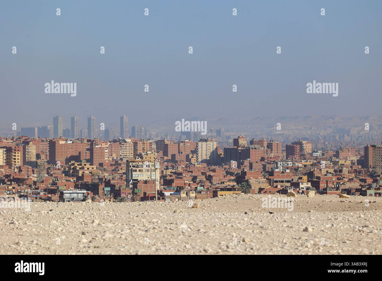 Blick vom Pyramidenkomplex in Gizeh, Ägypten, auf die Hochhäuser in Kairo Stockfoto