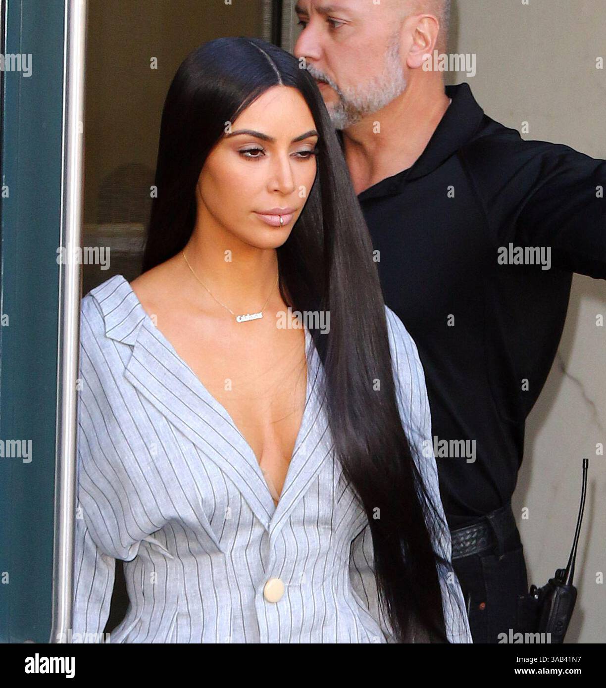 NEW YORK - 14. FEBRUAR: Kim Kardashian zeigt Valentinstag mit Lip Piercing am 14. Februar 2017 in New York, New York... People: Kim Kardashian. (Kreditbild: © SMG via ZUMA Wire) Stockfoto