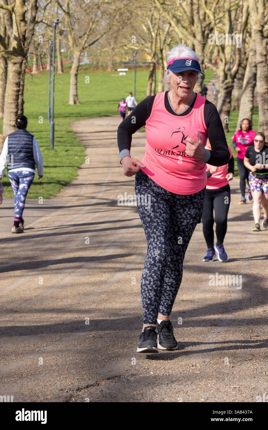 Parkrun am Gladstone Park, London Willesden NW2. Ältere Läuferinnen beim wöchentlichen Lauf für alle Fähigkeiten. Stockfoto