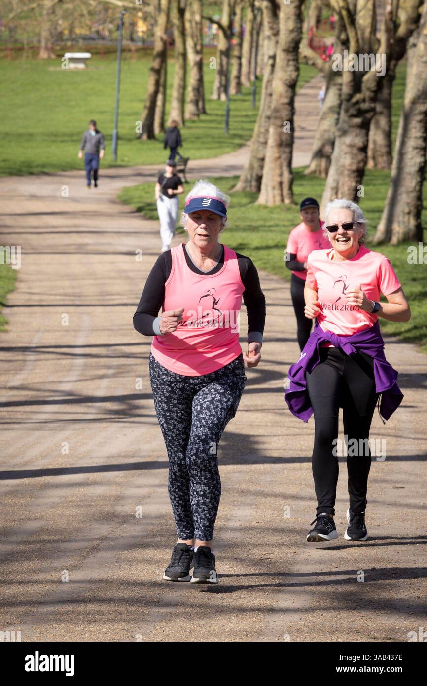 Parkrun am Gladstone Park, London Willesden NW2. Ältere Läuferinnen beim wöchentlichen Lauf für alle Fähigkeiten. Stockfoto