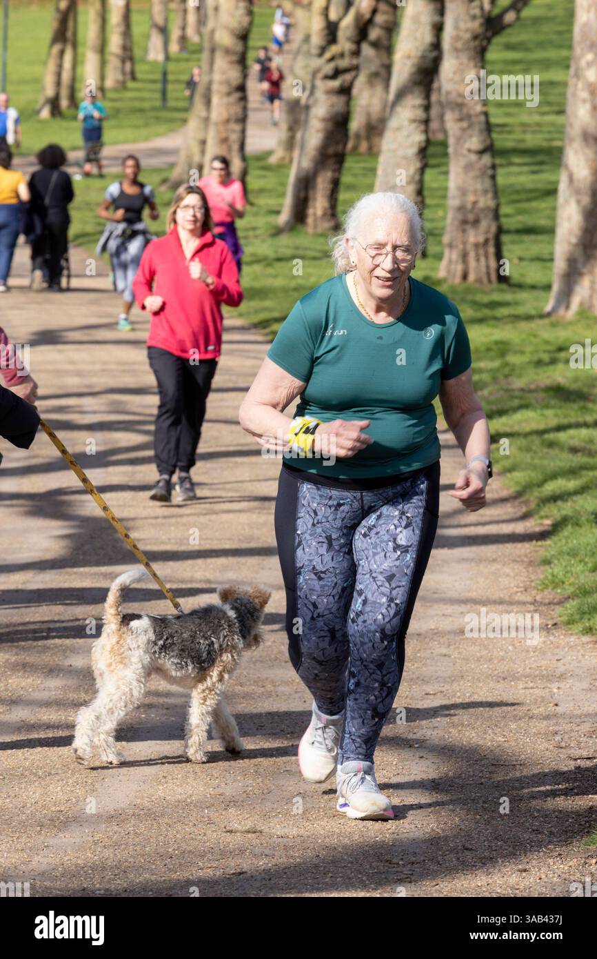 Parkrun am Gladstone Park, London Willesden NW2. Ältere Läuferinnen beim wöchentlichen Lauf für alle Fähigkeiten. Stockfoto