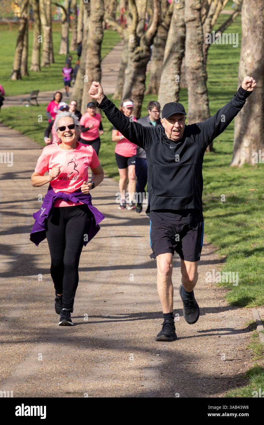 Parkrun am Gladstone Park, London Willesden NW2. Läufer beim wöchentlichen Lauf für alle Fähigkeiten. Stockfoto