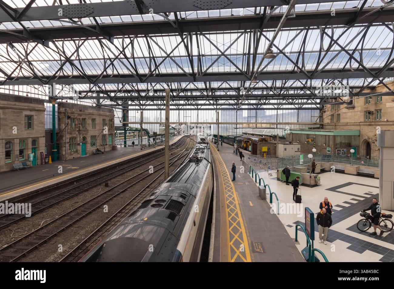 Im Carlisle Station, Foto von der Fußgängerbrücke über Eisenbahnschienen Stockfoto
