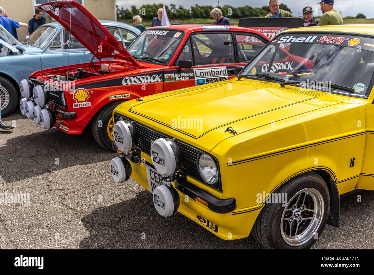 Llandow, Wales – 30. Juni 2024: Zwei gelbe und rote Ford Escort Mk2 RS-Modelle. Stockfoto