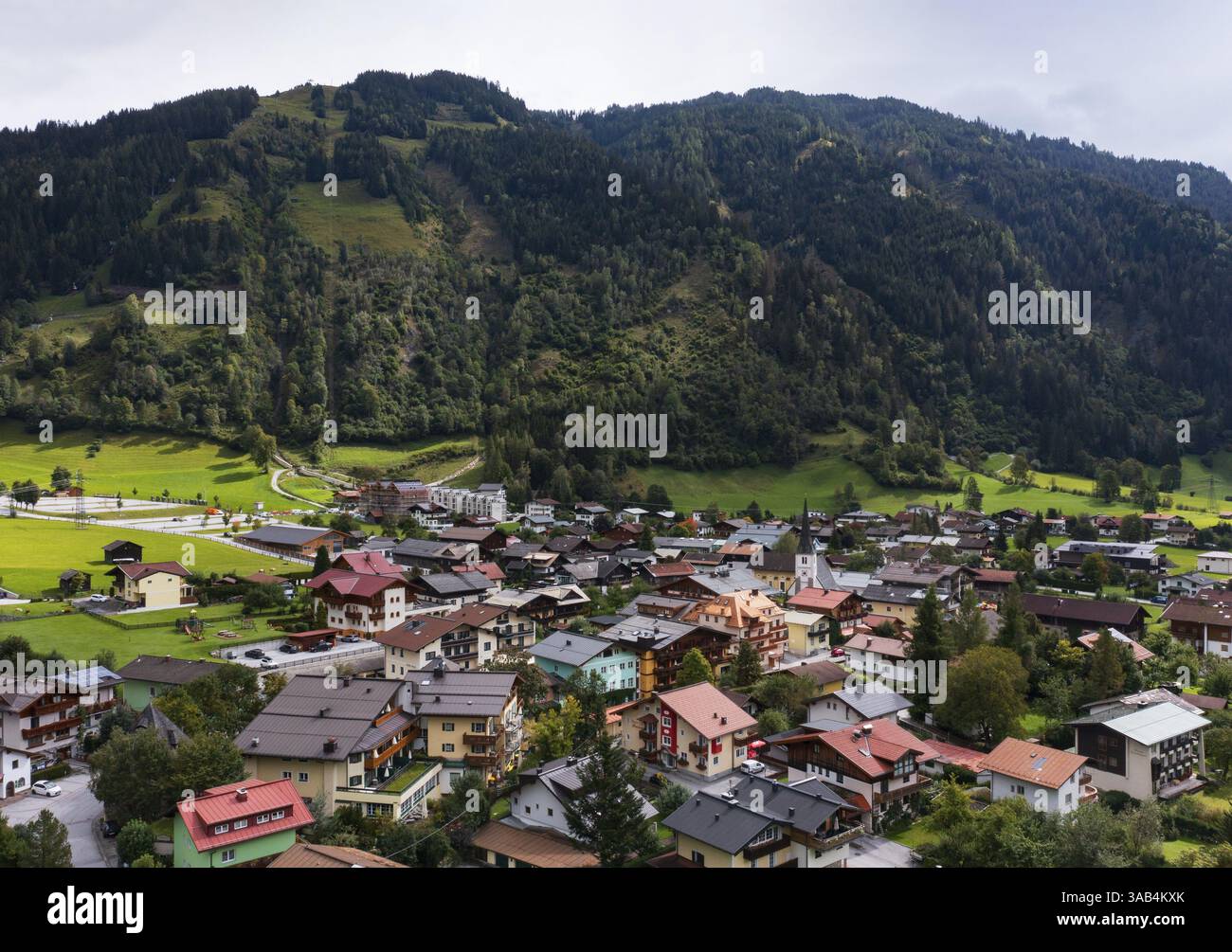 Drohnenbild, Wohngebäude, Blick auf Dorf mit Pfarrkirche, Dorfgastein, Gasteinertal, Pongau, Salzburger Land, Österreich, Europa Stockfoto