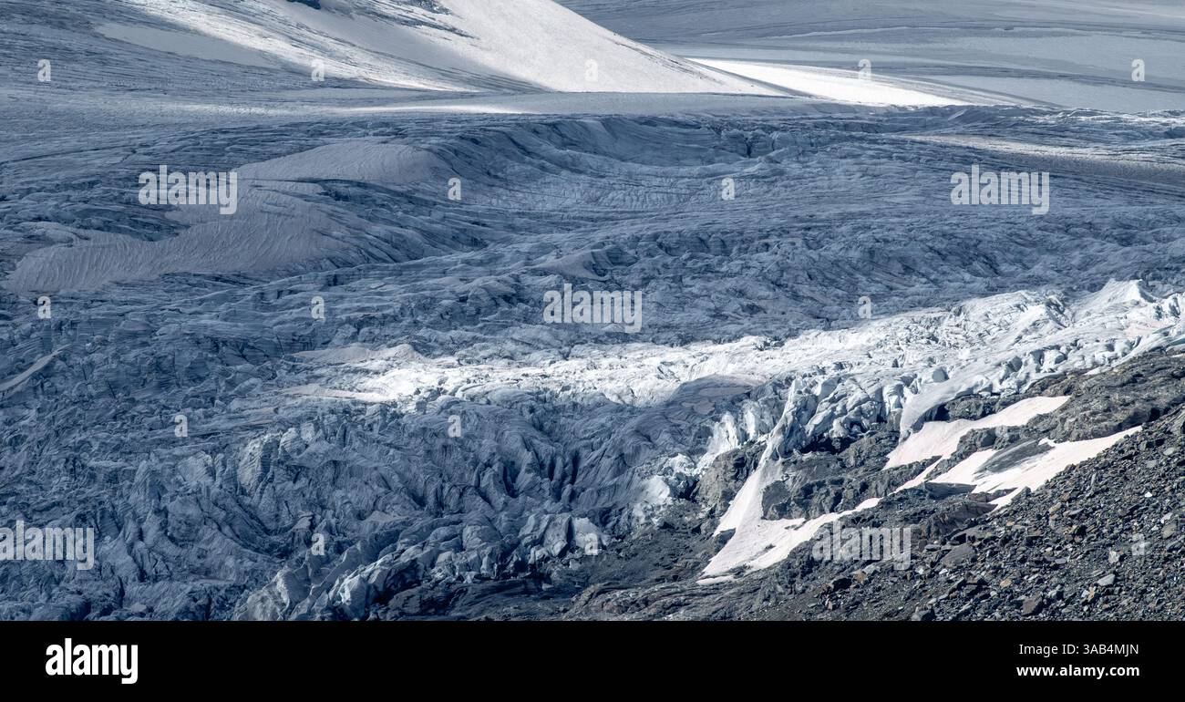 Die Oberfläche des Pasterze-Gletschers mit Eis und Fels in Österreich Stockfoto