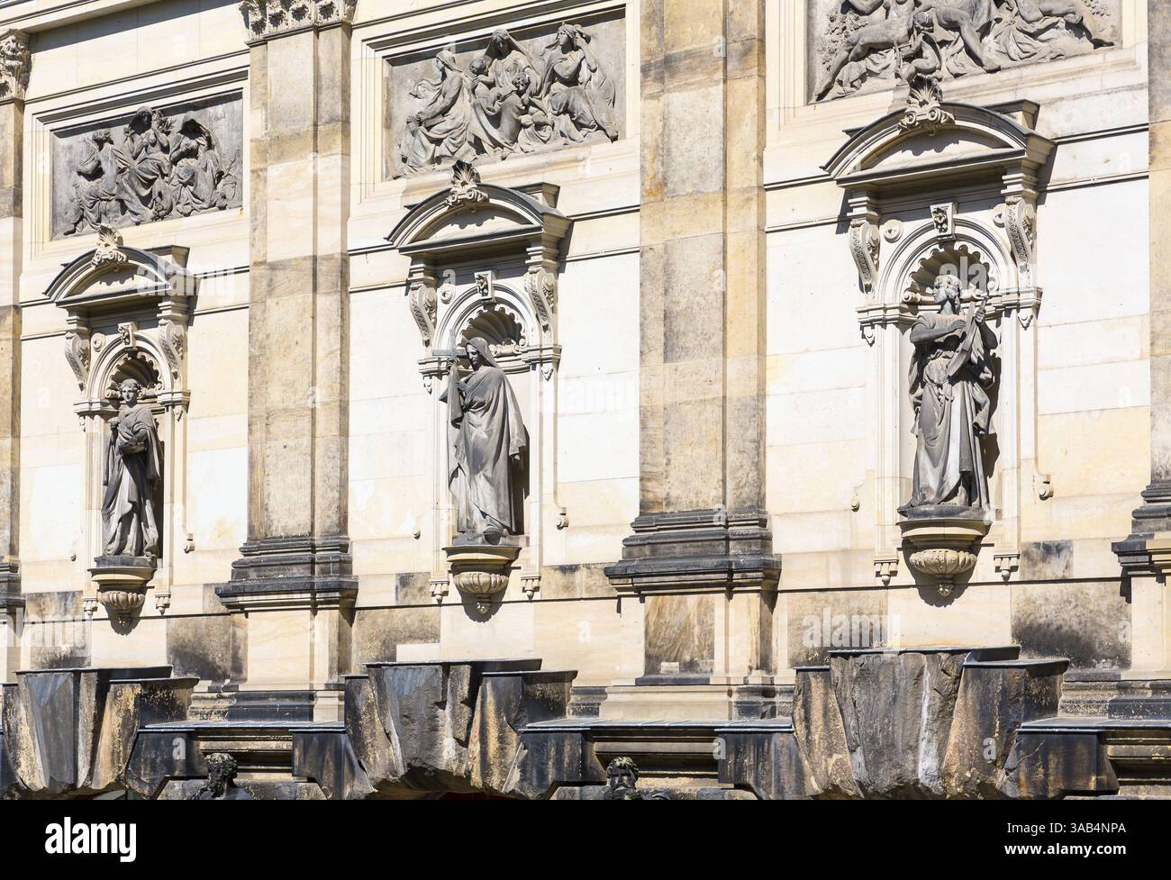 Figuren und Dekorationen an der Ostfassade der Akademie der Bildenden Künste Dresden, Sachsen, Deutschland, Europa Stockfoto