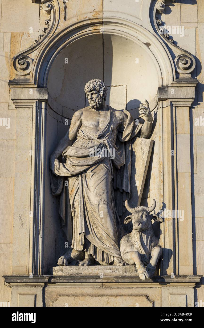 Darstellung des Heiligen Lukas des Evangelisten mit dem Stier in der Hofkirche Dresden, Sachsen, Deutschland, Europa Stockfoto