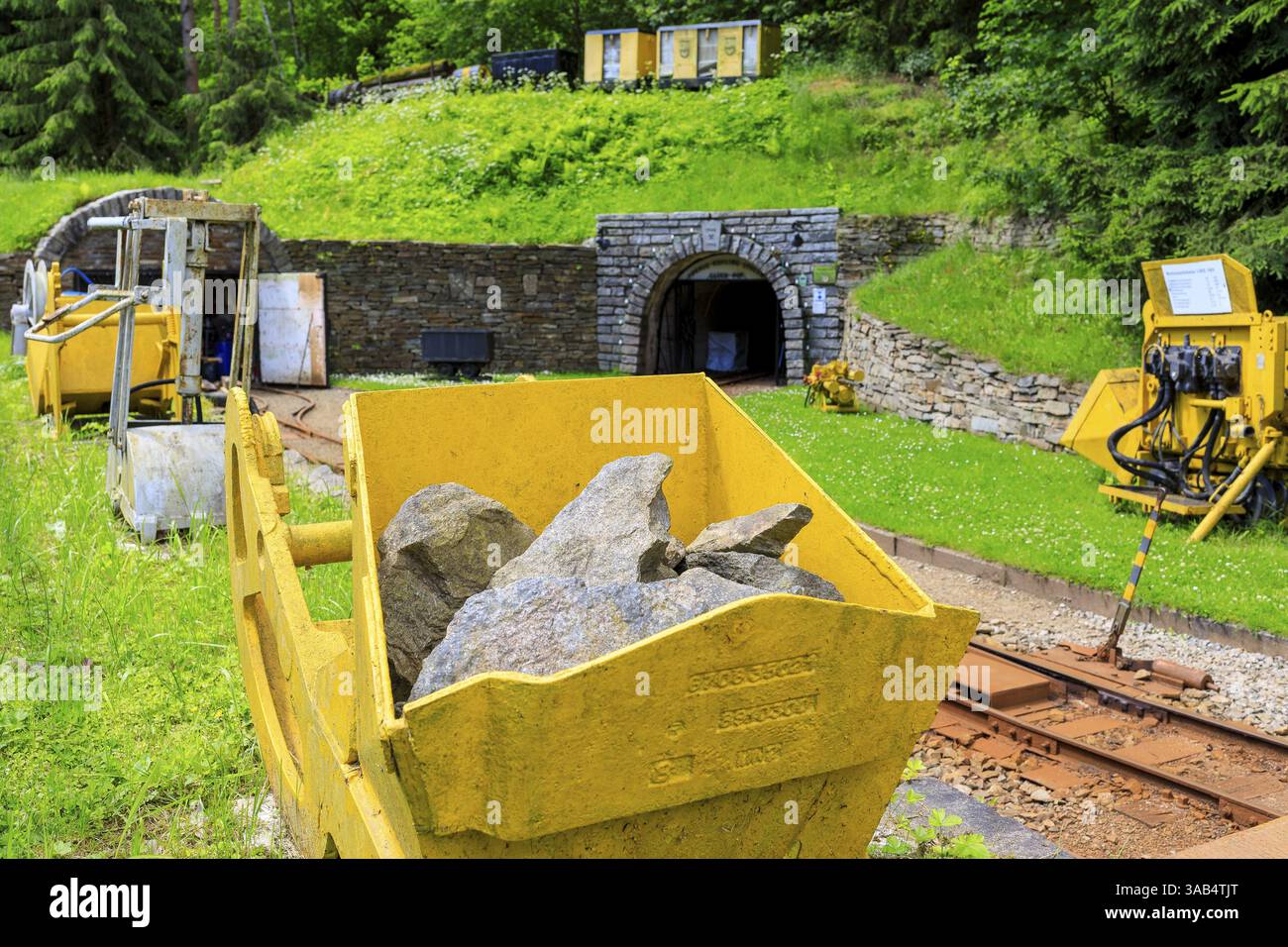 Besucherbergwerk Markus-Roehling-Stolln, Ausstellung der Bergbautechnik, im Hintergrund die Tunnelmündung, Frohnau, Annaberg-Buchholz, Erzgebirge, Saxo Stockfoto