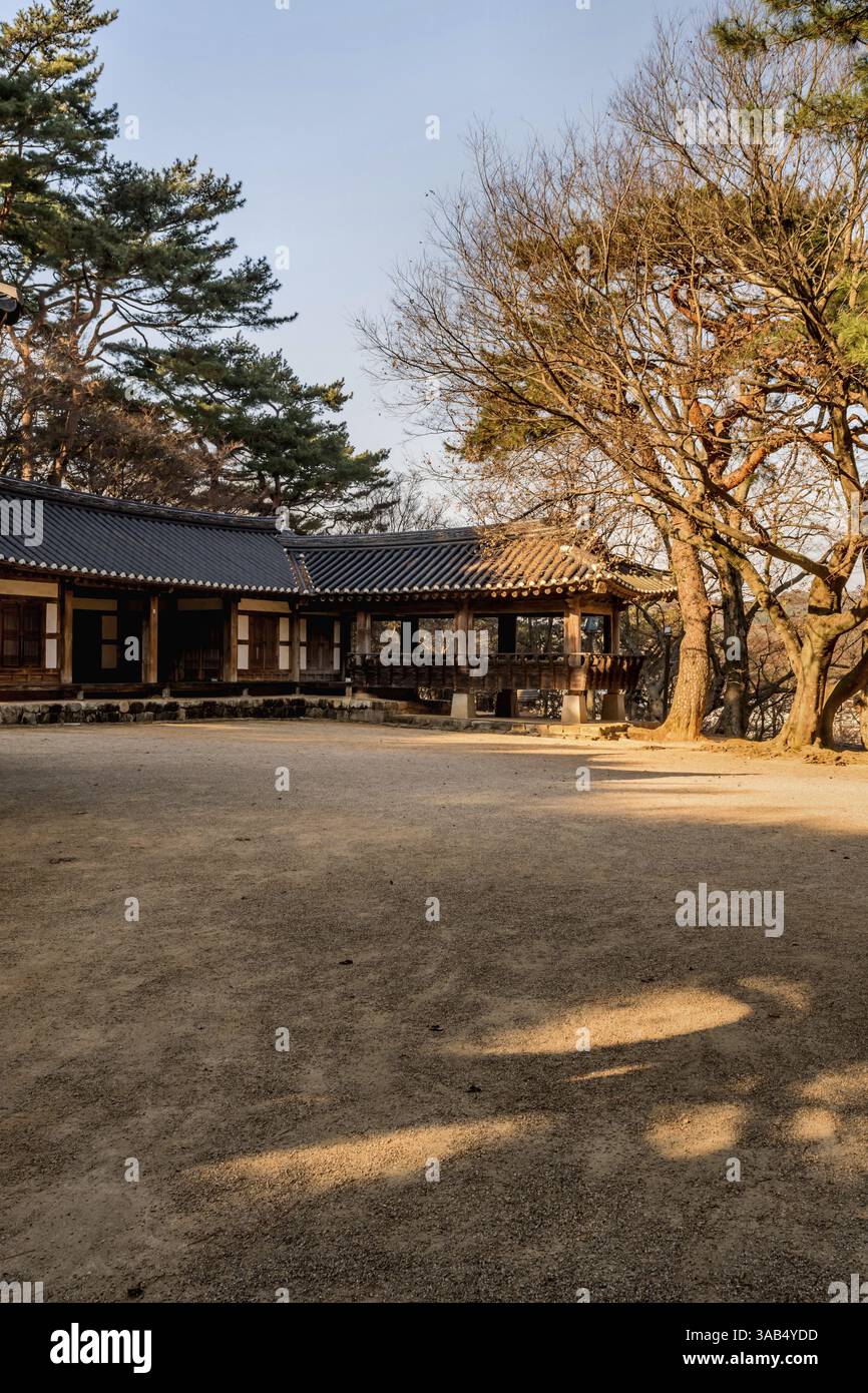 Gochang, Südkorea, 4. Dezember 2020: Traditionelles koreanisches Dachgebäude in der Festung Gochangeupseong, Asien Stockfoto
