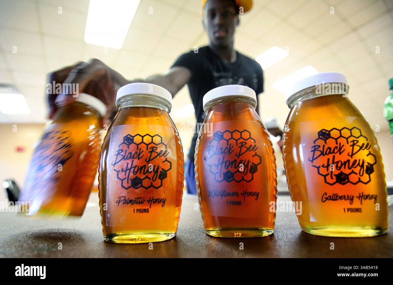 28. Februar 2018 – Orlando, FL, USA – Daquan Evans schnappt sich ein Glas Honig, als High School School Production Day in der Parramore Kidz Zone im Black Bee Honey Business im Callahan Neighborhood Center am Mittwoch, 28. Februar 2018. (Kreditbild: © Joe Burbank/TNS via ZUMA Wire) Stockfoto