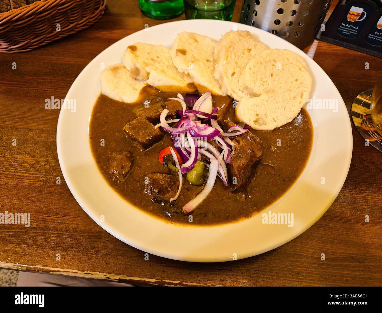 Ein Teller Gouasch mit Knödeln, serviert in einem Restaurant in Prag, Tschechische Republik. Stockfoto